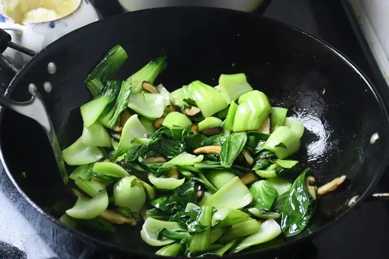 M&oacute;n cải ch&iacute;p x&agrave;o nấm hương đ&atilde; ho&agrave;n thiện, b&agrave;y tr&ecirc;n đĩa