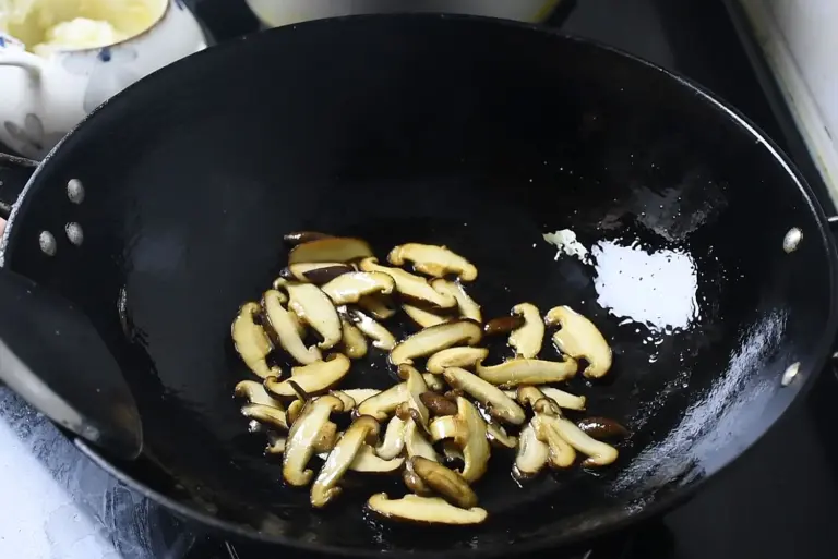 Nấm hương đang được x&agrave;o tr&ecirc;n chảo