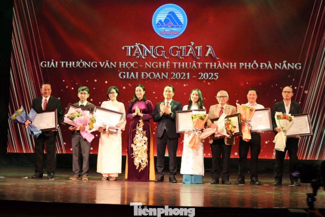 Nguyễn Đ&igrave;nh Vĩnh v&agrave; Nguyễn Thị Anh Thi trao giải A cho c&aacute;c t&aacute;c giả đạt giải