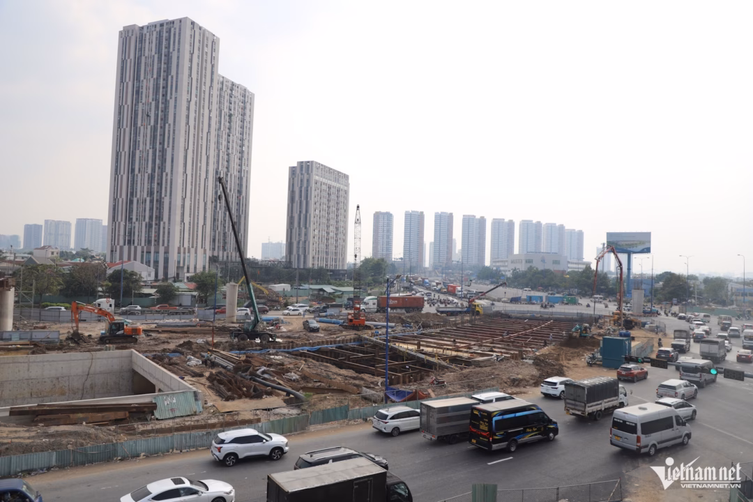 Cấu tr&uacute;c nội thất hầm chui HC1-02 với hệ thống chiếu s&aacute;ng v&agrave; trạm bơm