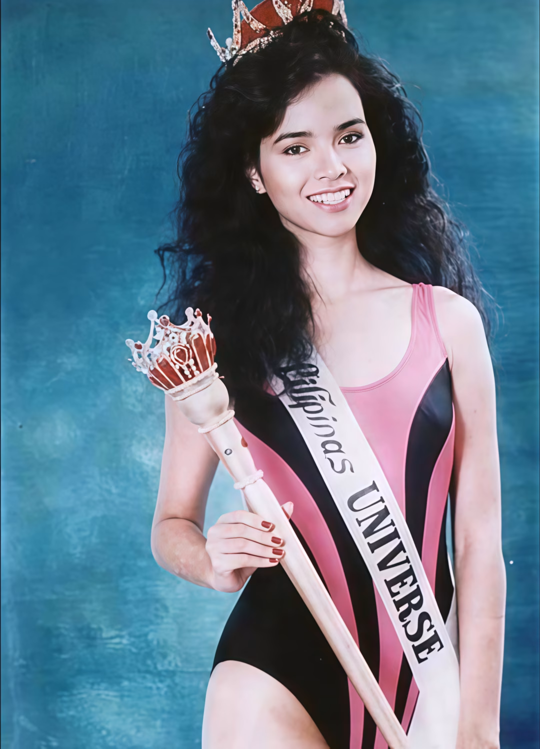 Sarah Jane Paez‑Santiago, Hoa hậu Hoàn vũ Philippines 1989 Sarah Jane Paez‑Santiago, Hoa hậu Hoàn vũ Philippines 1989, trong buổi chụp hình thời trang
