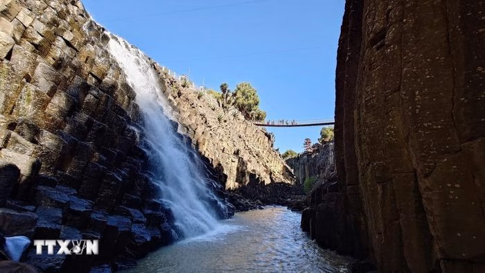 D&ograve;ng th&aacute;c San Antonio Regla đổ qua c&aacute;c khe đ&aacute;