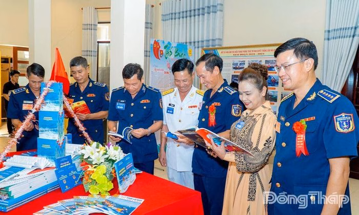 Đại biểu tham quan trưng b&agrave;y s&aacute;ch tại Đại hội thi đua Quyết thắng