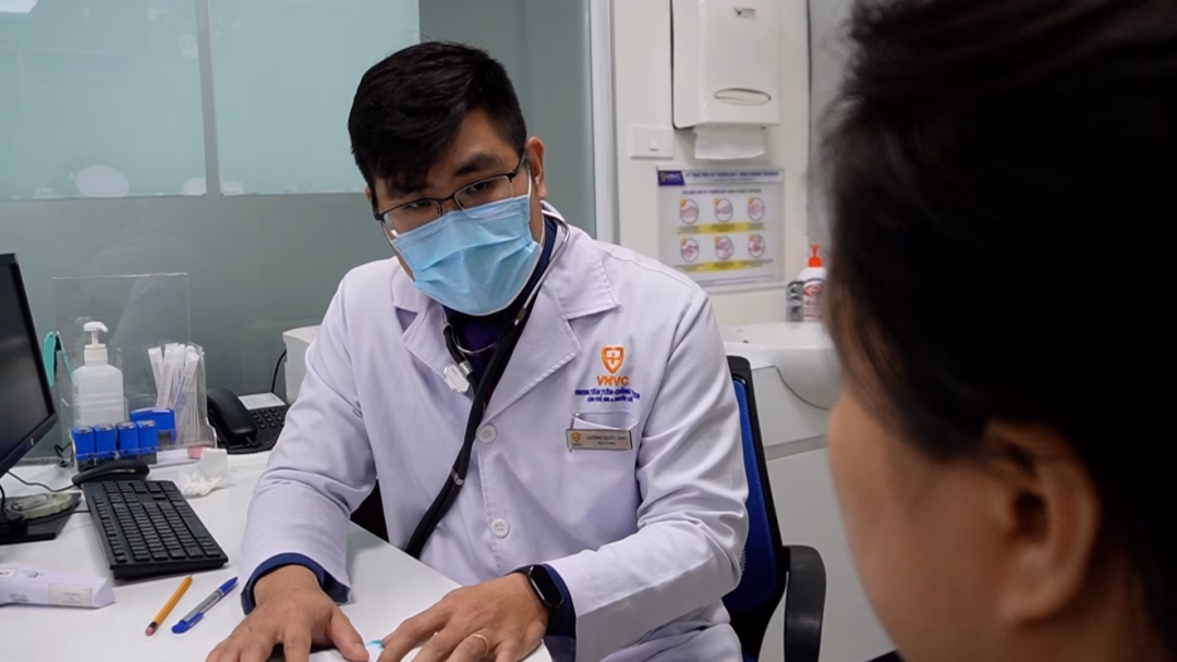 B&aacute;c sĩ Lường Quốc Đại tư vấn về tầm quan trọng của việc ti&ecirc;m vaccine sởi