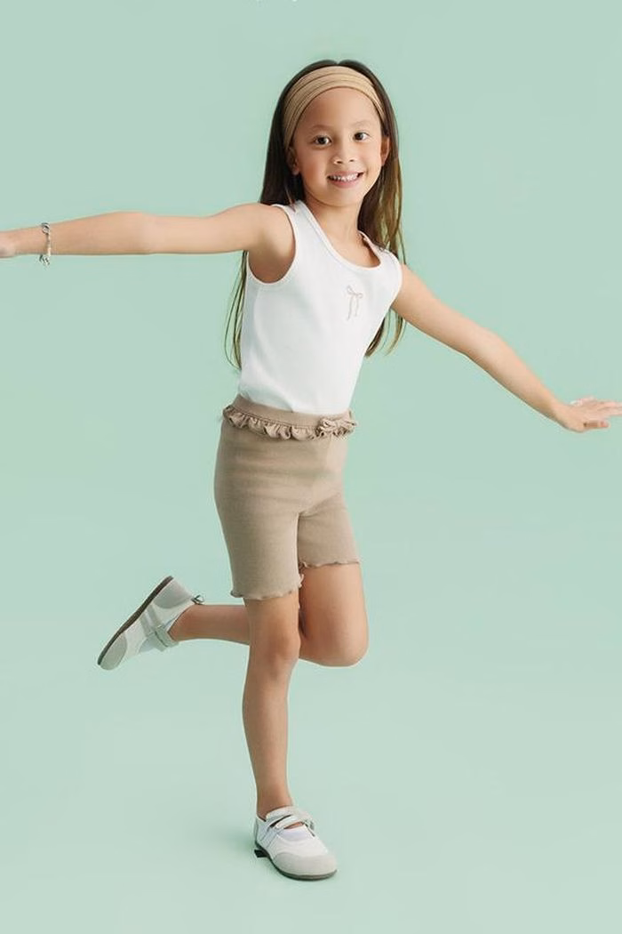 B&eacute; Lisa học c&aacute;ch l&agrave;m việc nh&agrave; để r&egrave;n t&iacute;nh tự lập