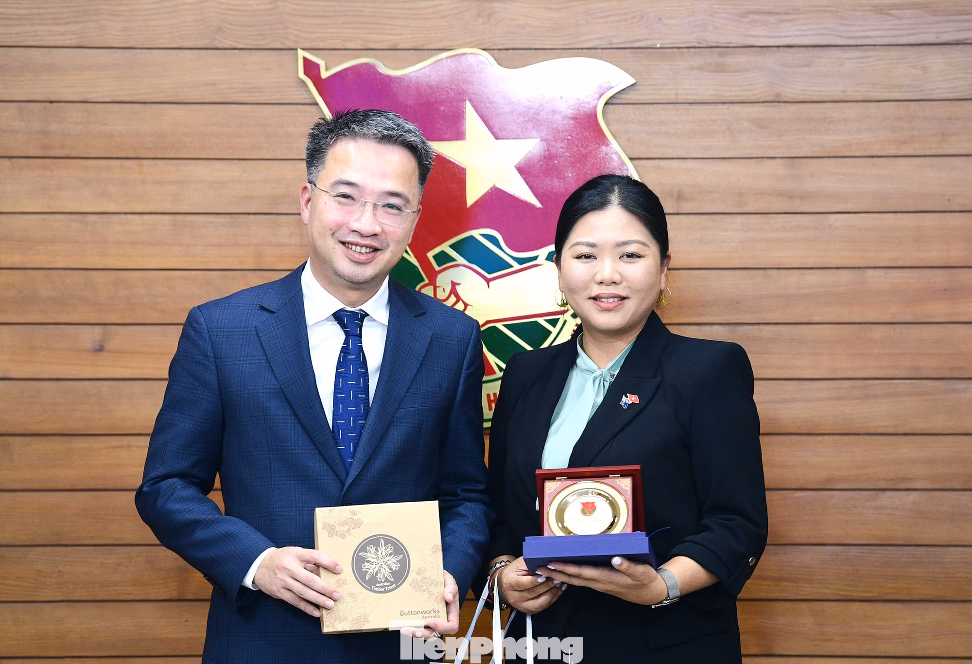 Trao qu&agrave; lưu niệm giữa đại diện Việt Nam v&agrave; Australia