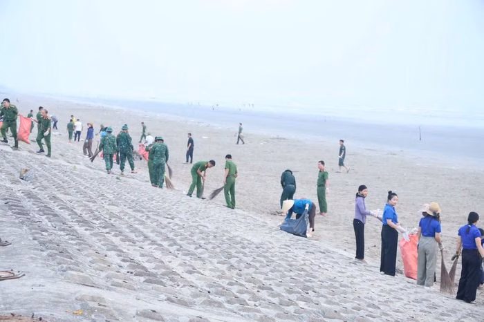 Thanh ni&ecirc;n Lộc H&agrave; thu gom r&aacute;c thải nhựa tại biển Xu&acirc;n Hải
