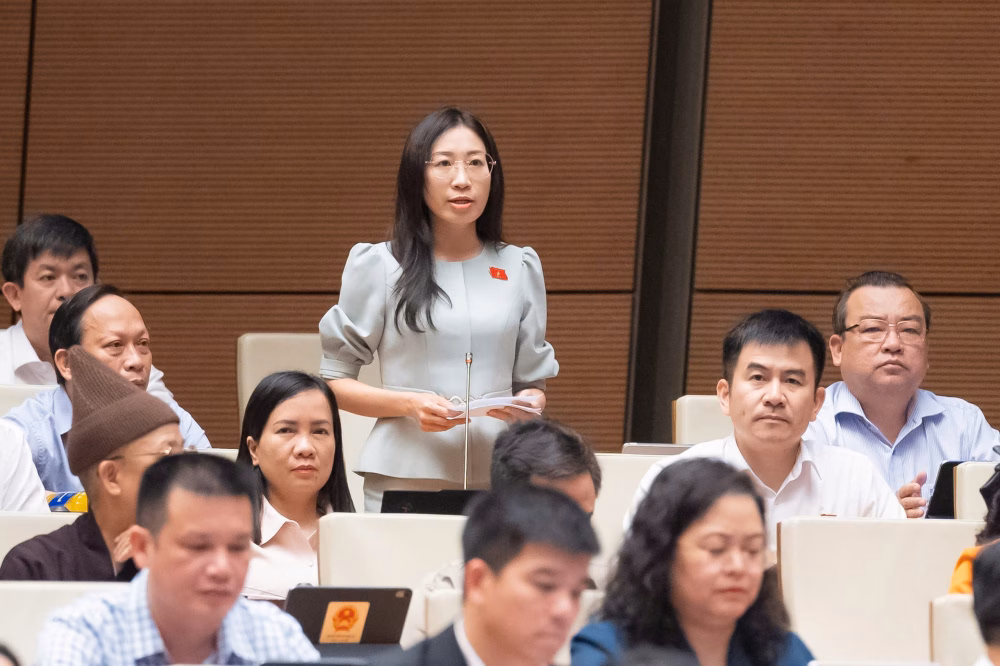 Đại biểu Quốc hội đ&oacute;ng g&oacute;p &yacute; kiến về dự thảo luật