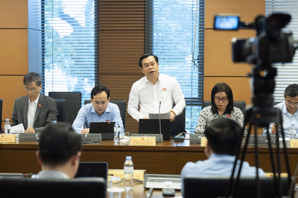 Đại biểu Vương Quốc Thắng thảo luận về giải ph&aacute;p th&uacute;c đẩy kinh tế số