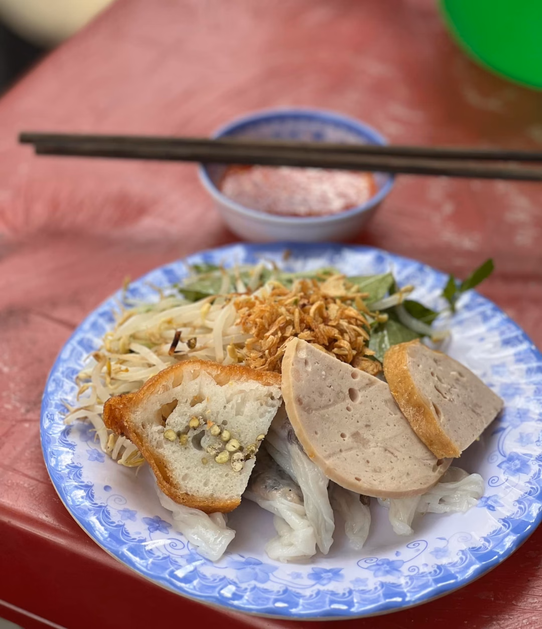 Đĩa b&aacute;nh cuốn vỉa h&egrave; TPHCM đầy đủ chả, nem chua v&agrave; rau dưa