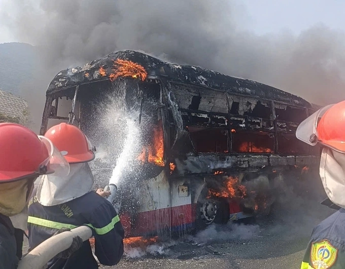 Hiện trường vụ ch&aacute;y xe kh&aacute;ch tr&ecirc;n Quốc lộ 1 do sự cố lốc m&aacute;y