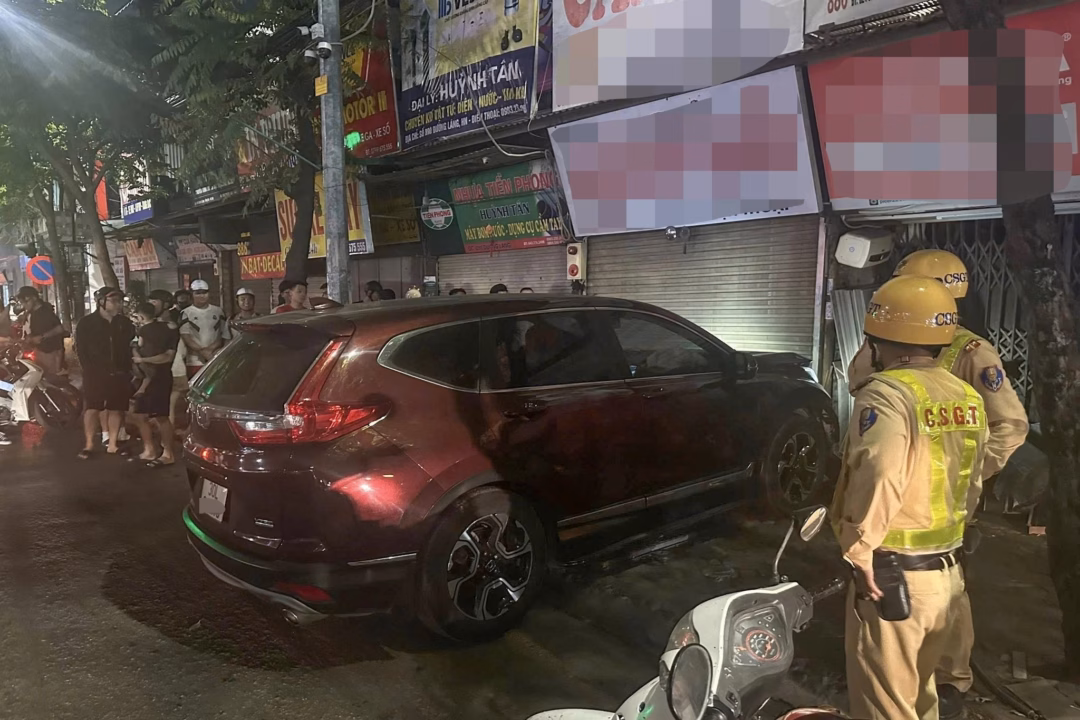 Hiện trường vụ ô tô đâm vào tiệm cầm đồ trên đường Láng Lực lượng CSGT bảo vệ hiện trường vụ tai nạn do nồng độ cồn trên đường Láng