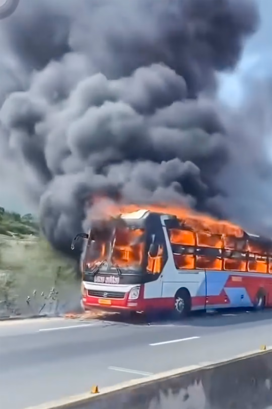 Hiện trường vụ xe kh&aacute;ch ch&aacute;y rụi tr&ecirc;n Quốc lộ 1 tại Kh&aacute;nh H&ograve;a