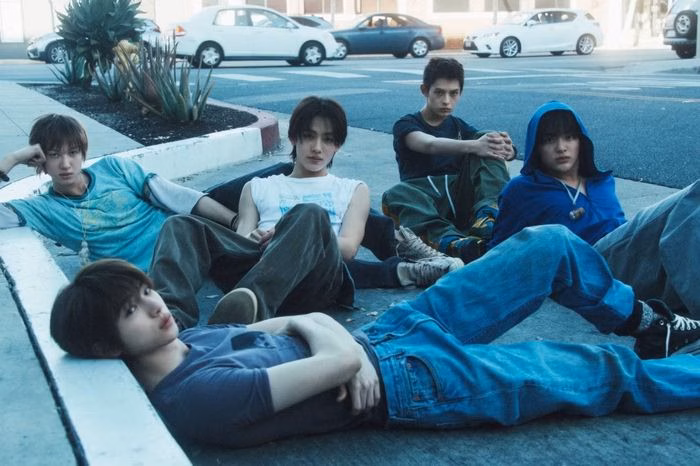 H&igrave;nh ảnh quảng b&aacute; b&agrave;i h&aacute;t chủ đề REDRED