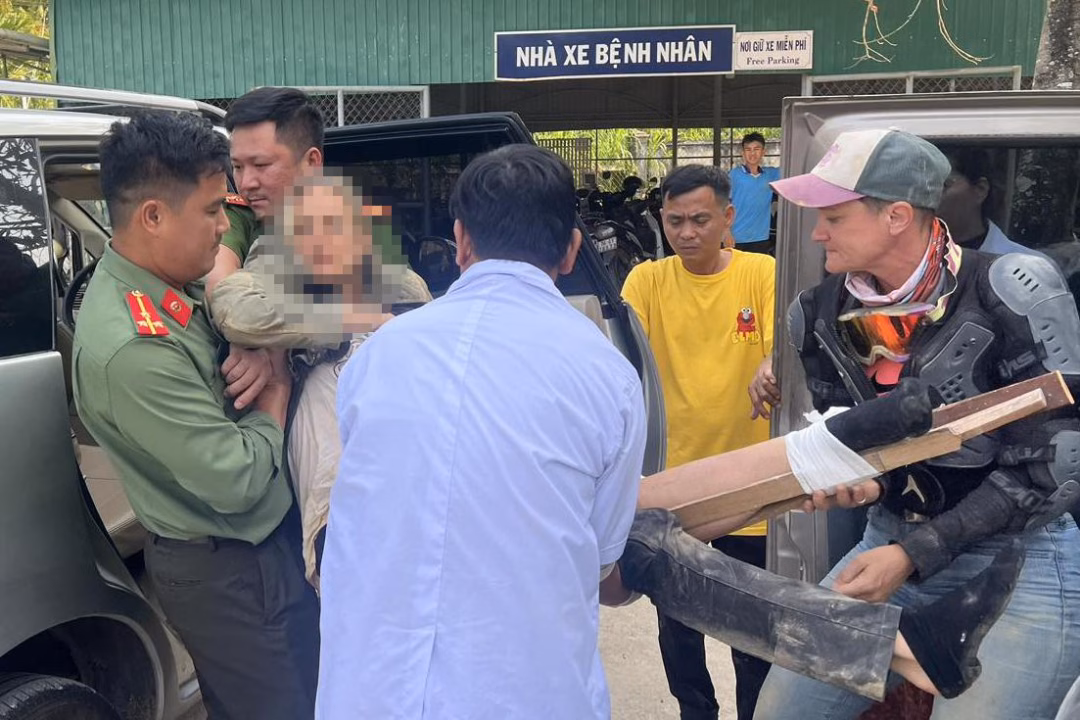 Lực lượng chức năng hỗ trợ nữ du kh&aacute;ch Ph&aacute;p gặp nạn tại Quảng Ng&atilde;i