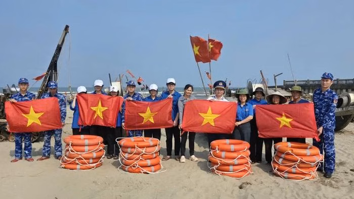 Trao tặng cờ Tổ quốc v&agrave; phao cứu sinh cho ngư d&acirc;n H&agrave; Tĩnh