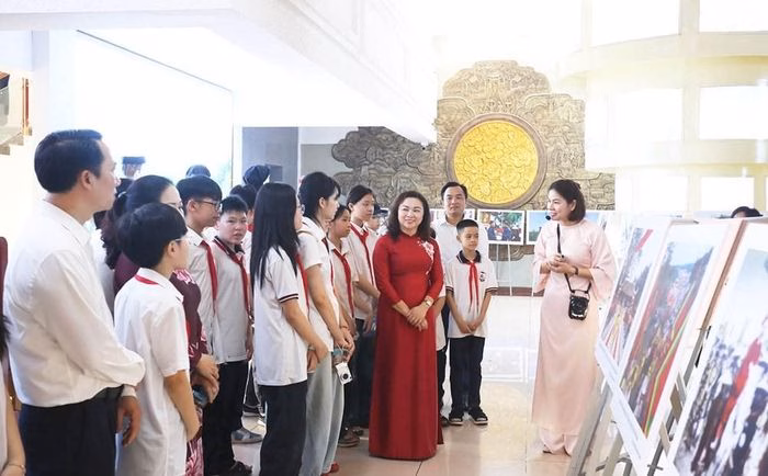 Học sinh tham quan hiện vật thời đại H&ugrave;ng Vương tại Ph&uacute; Thọ