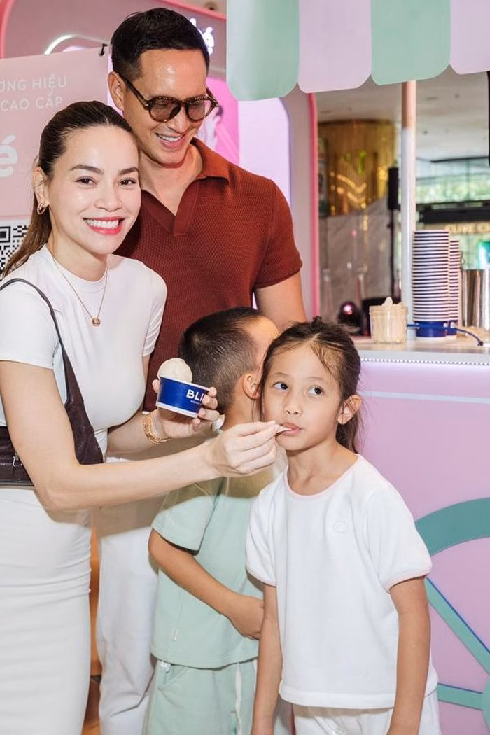 Khả năng quan s&aacute;t tinh tế của b&eacute; Lisa đối với em trai Leon