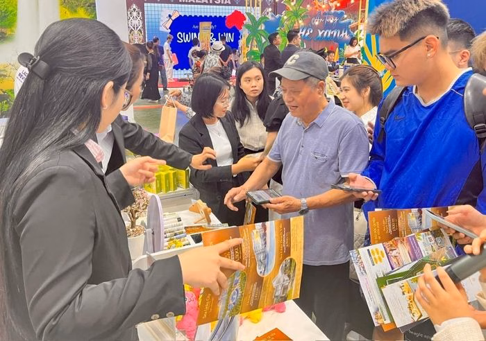 Kh&aacute;ch tham quan trải nghiệm sản phẩm v&agrave; dịch vụ du lịch L&acirc;m Đồng tại VITM H&agrave; Nội 2026