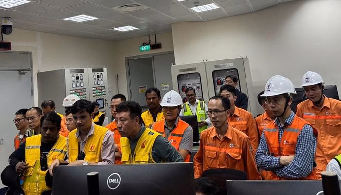 Kỹ sư theo d&otilde;i qu&aacute; tr&igrave;nh h&ograve;a lưới tổ m&aacute;y 1 Nh&agrave; m&aacute;y Nhiệt điện Quảng Trạch I