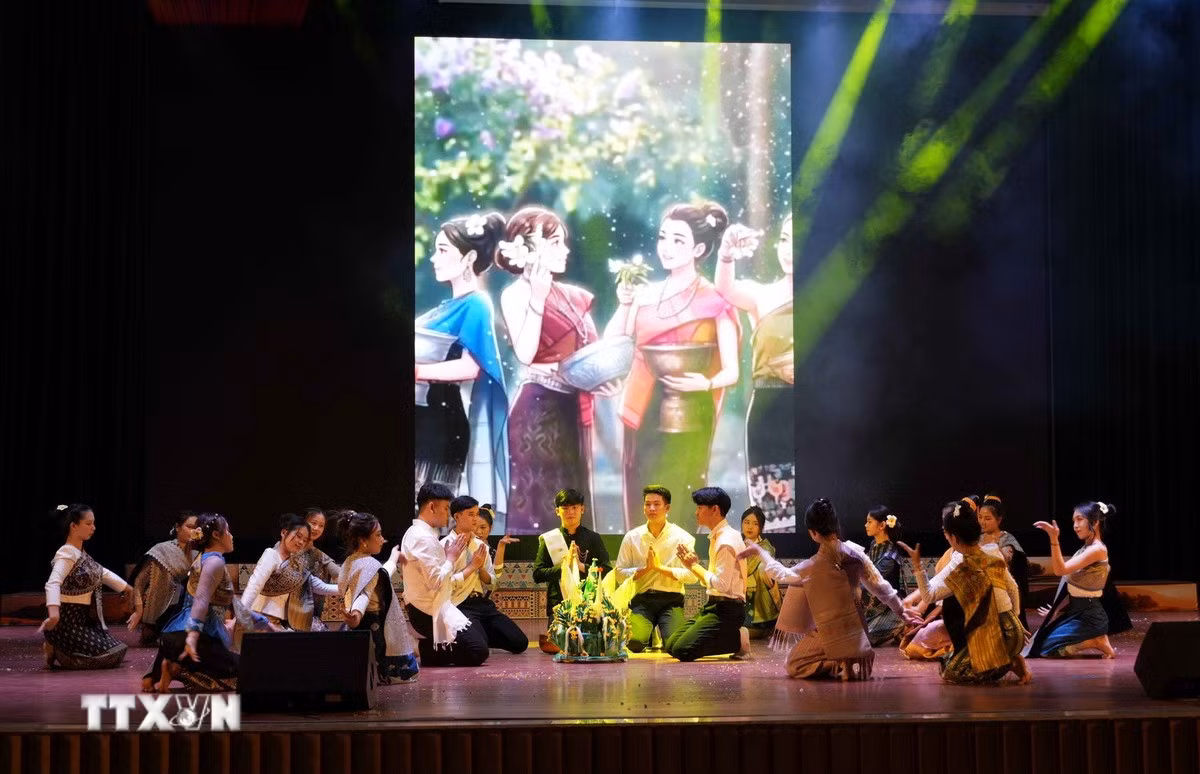 Lưu học sinh L&agrave;o biểu diễn văn nghệ trong lễ hội Bunpimay tại Sơn La