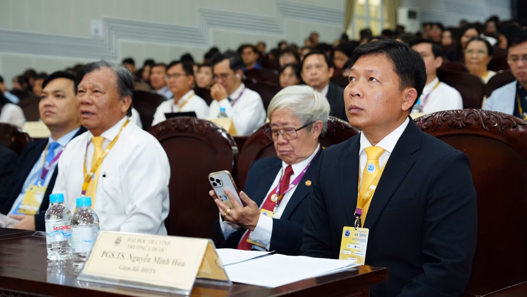 Sinh vi&ecirc;n v&agrave; đại biểu tham dự thảo luận tại hội nghị y khoa