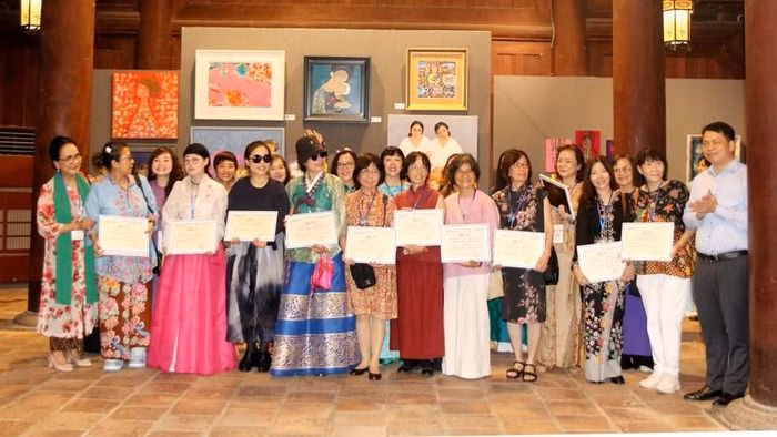 C&aacute;c nữ họa sĩ quốc tế giao lưu tại triển l&atilde;m