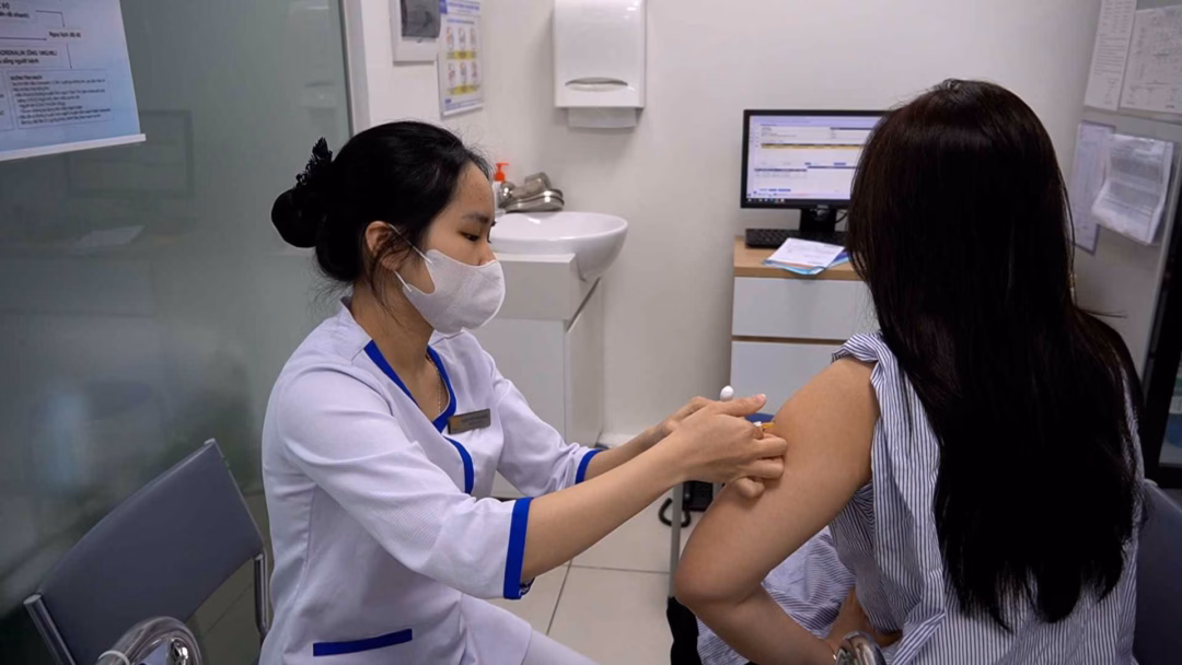 Ti&ecirc;m vaccine sởi trước khi mang thai gi&uacute;p ngăn ngừa dị tật thai nhi v&agrave; bảo vệ sức khỏe mẹ b&eacute;