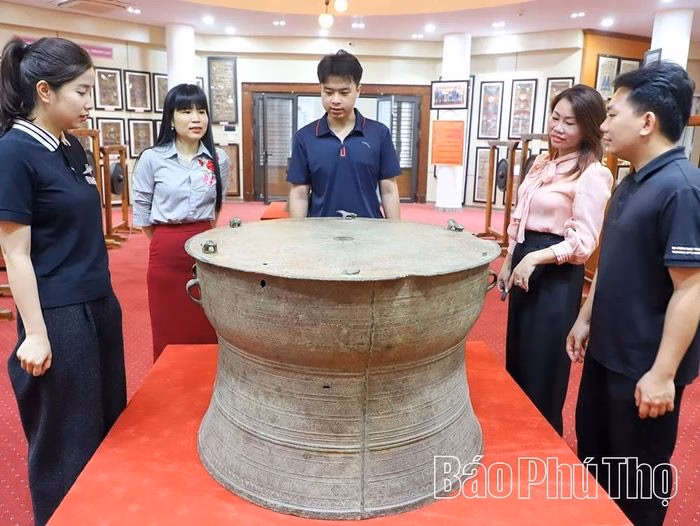 Trưng bày trống đồng tại Bảo tàng Hùng Vương cơ sở 3
