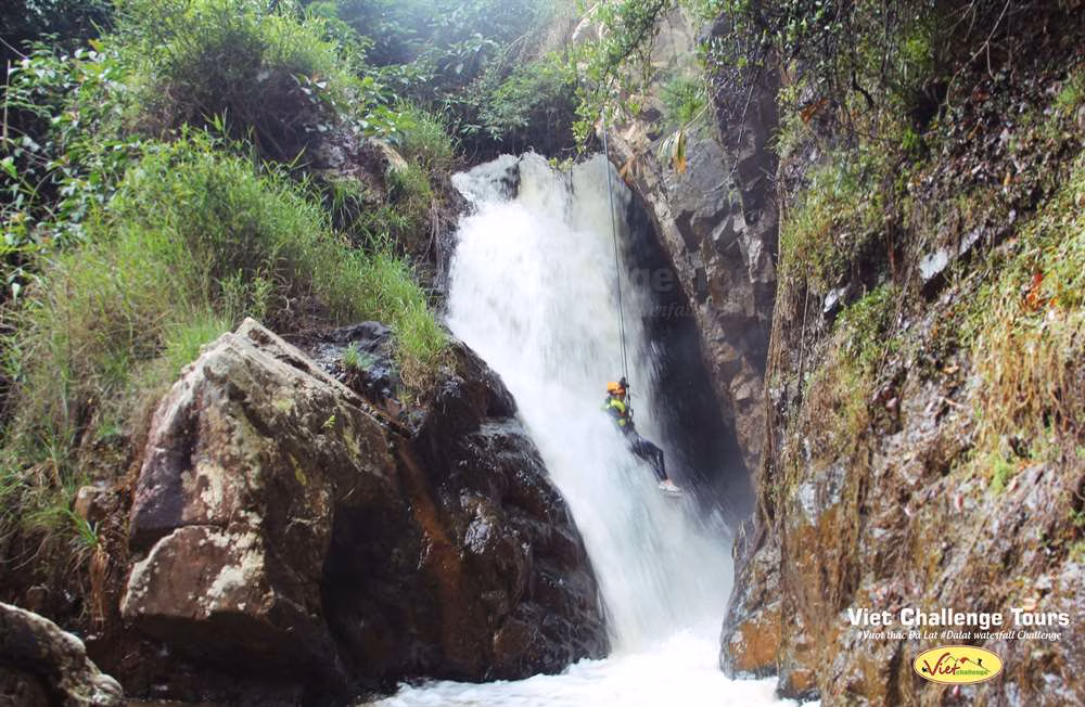 Canyoning ở Đà Lạt: Trải Nghiệm Vượt Thác Đầy Thách Thức Cùng Viet Challenge - Ảnh2 Canyoning ở Đà Lạt: Trải Nghiệm Vượt Thác Đầy Thách Thức Cùng Viet Challenge - Ảnh2