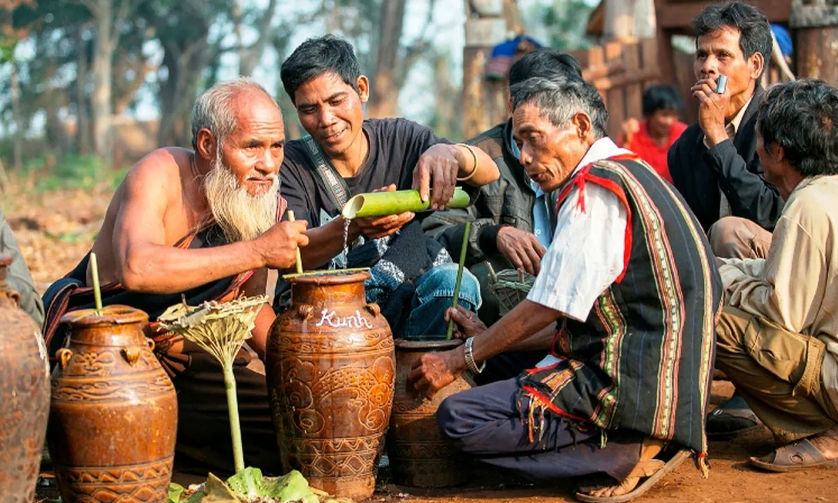 Rượu cần Tây Nguyên Rượu cần là nét văn hóa không thể thiếu trong cộng đồng các dân tộc Tây Nguyên