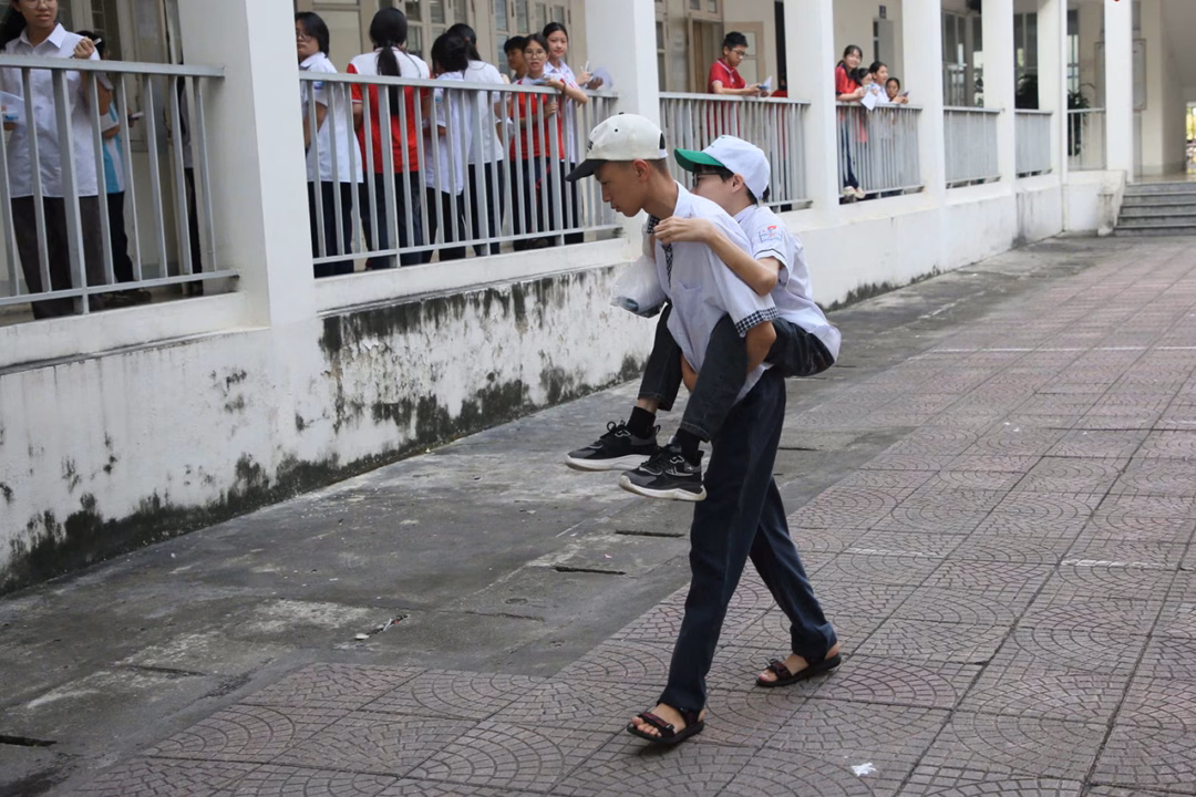 Nam sinh cõng bạn vào phòng thi