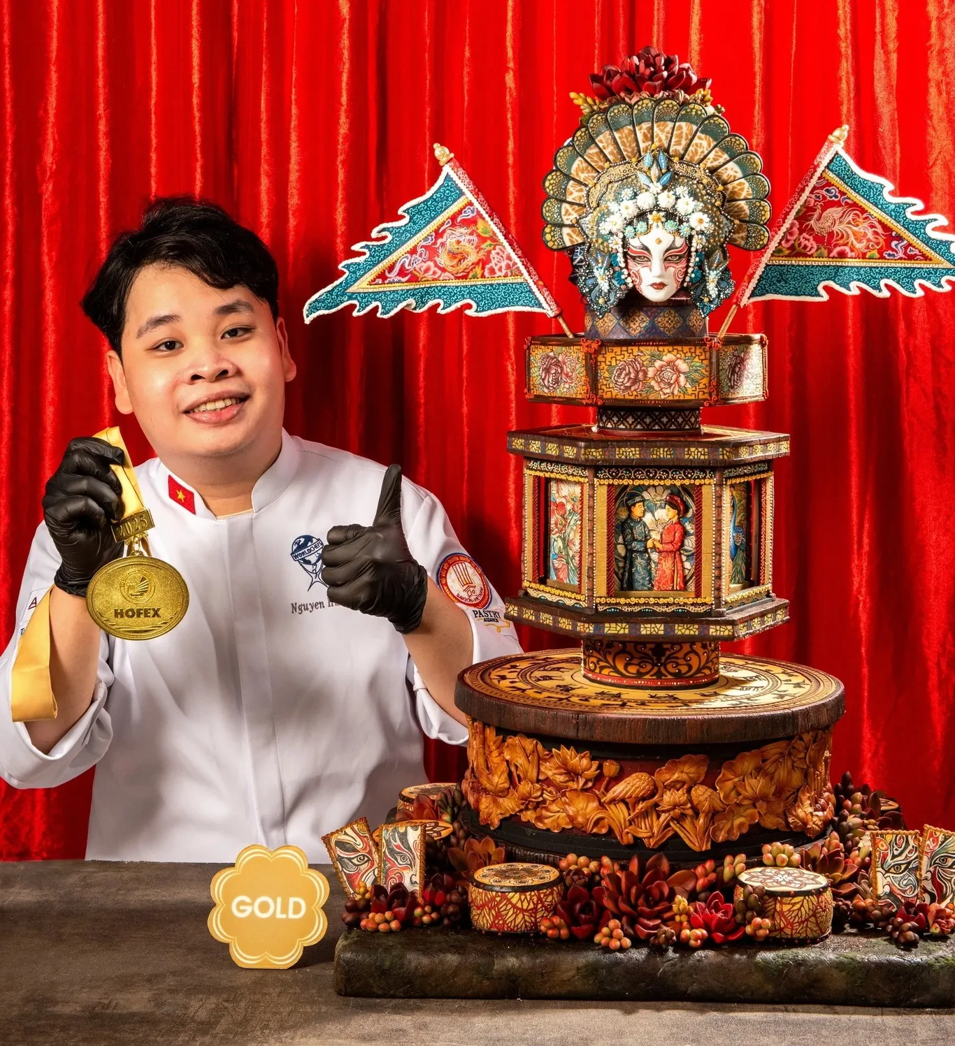 Nghệ nhân Nguyễn Hữu Thiên Ân Nghệ nhân Nguyễn Hữu Thiên Ân cùng chiếc bánh Hỷ sự hát bội