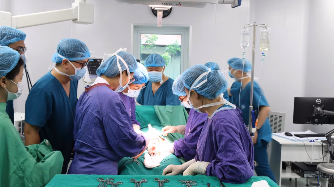 Bé trai sơ sinh ở Hà Nội tiên lượng nặng bật tiếng khóc đầu tiên, cả phòng mổ vỡ òa - Ảnh1. Bé trai sơ sinh ở Hà Nội tiên lượng nặng bật tiếng khóc đầu tiên, cả phòng mổ vỡ òa - Ảnh1.