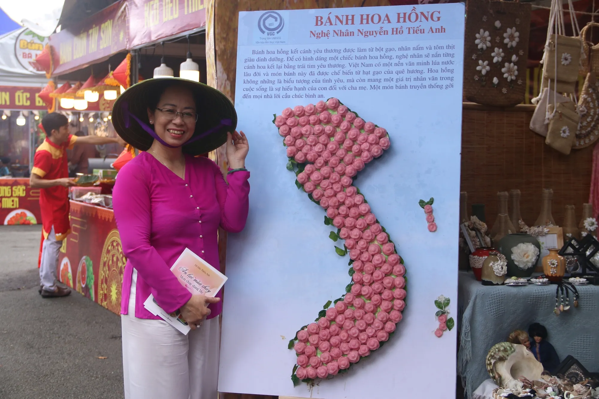 Bánh hoa hồng tạo hình bản đồ Việt Nam Bánh hoa hồng tạo hình bản đồ Việt Nam