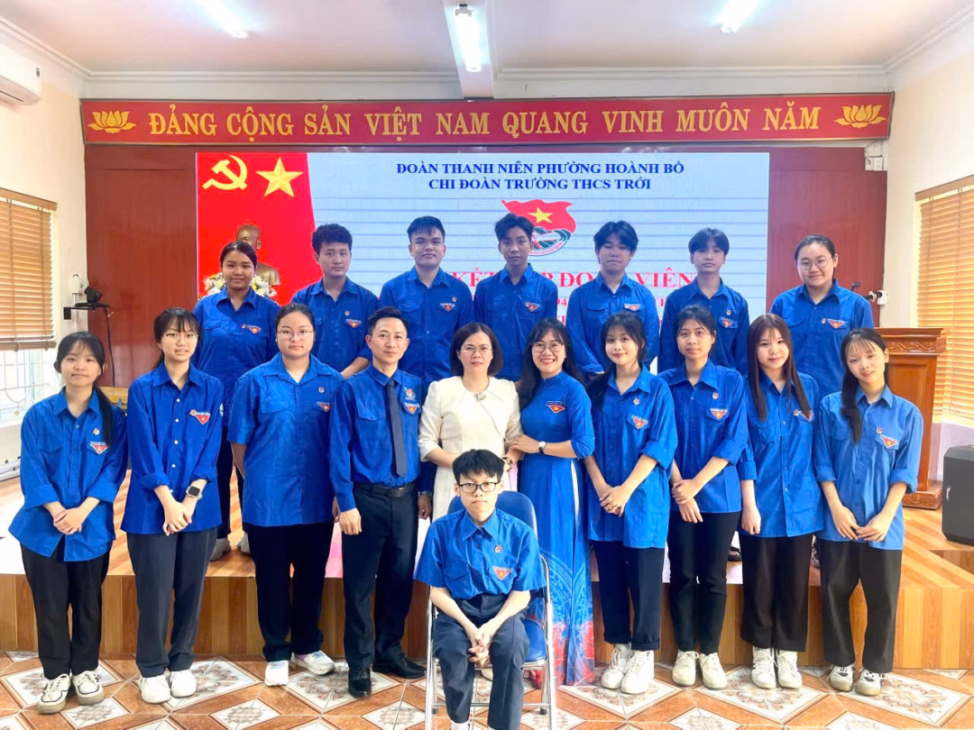 Cô giáo Hoàng Tình cùng học sinh lớp 9A1