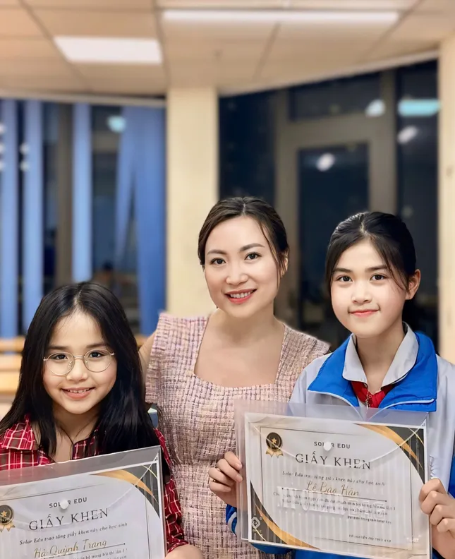 Cô Thủy Anh và học sinh Cô Thủy Anh và học sinh của mình