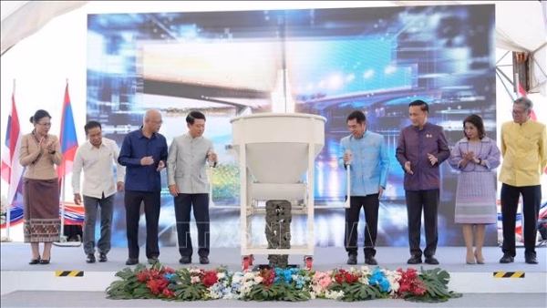 Lễ hợp long Cầu Hữu nghị Lào - Thái Lan số 5 Phó Thủ tướng hai nước Lào - Thái Lan và đại diện các bộ, ngành hai nước thực hiện nghi thức đổ bê tông hợp long cầu.