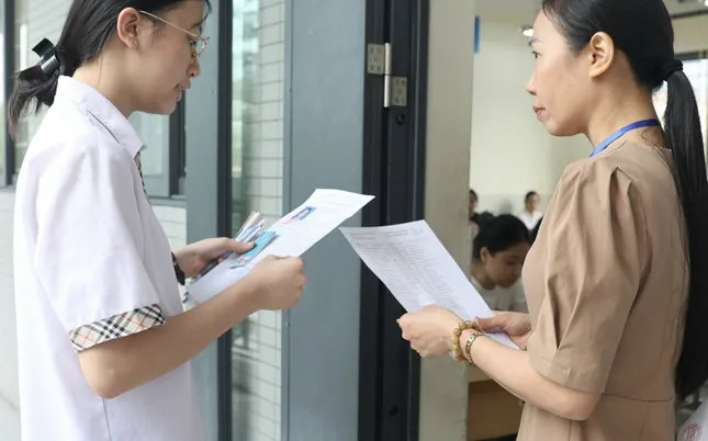Thí sinh được yêu cầu kiểm tra tình trạng đề thi. Thí sinh được yêu cầu kiểm tra tình trạng đề và khi phát hiện dấu hiệu mờ, nhòe, rách... báo cáo ngay cho giám thị để được giải quyết.