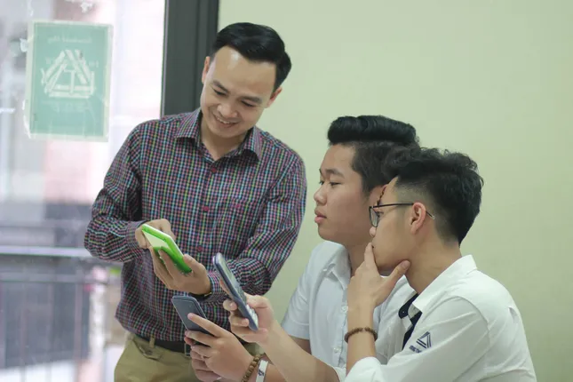 Thầy Trần Mạnh Tùng trong một giờ dạy Toán cho học sinh. Thầy Trần Mạnh Tùng trong một giờ dạy Toán cho học sinh.