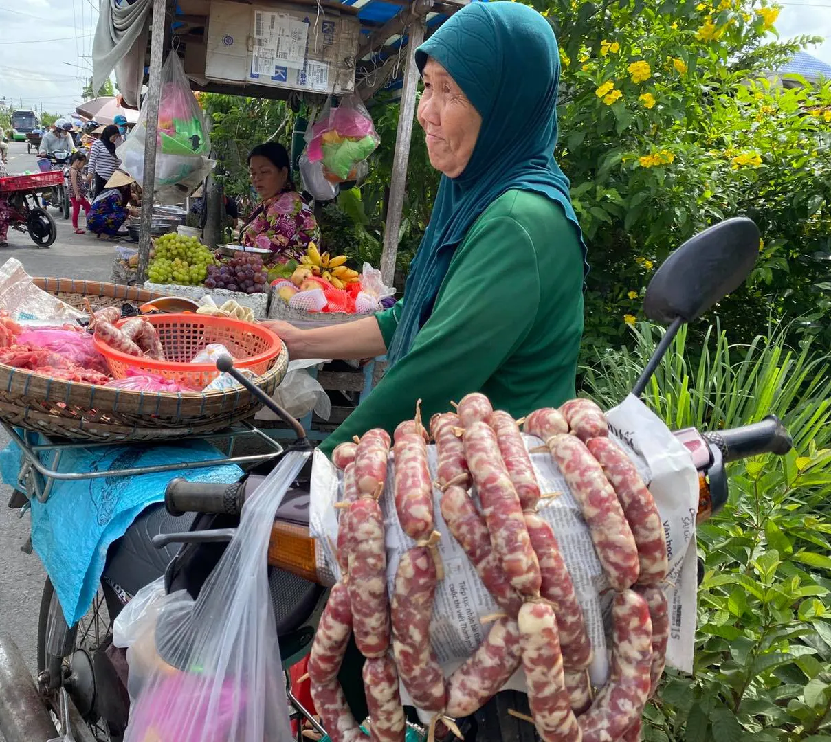 Tung Lò Mò Một gánh hàng của phụ nữ Chăm bán Tung Lò Mò ở An Giang