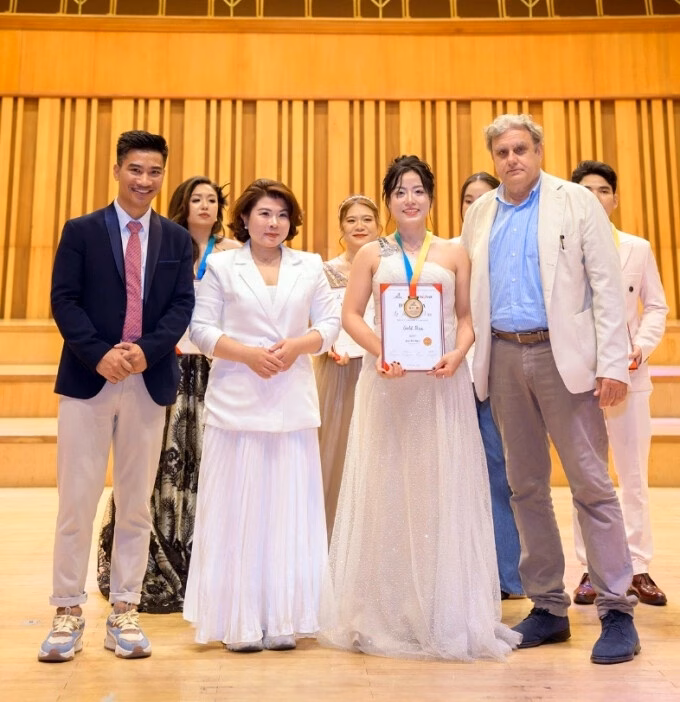 Giảng viên đại học giành giải Vàng tại cuộc thi âm nhạc quốc tế Lê Vân trình diễn ca khúc Con Te Partirò (Time to Say Goodbye). Ảnh: DTU