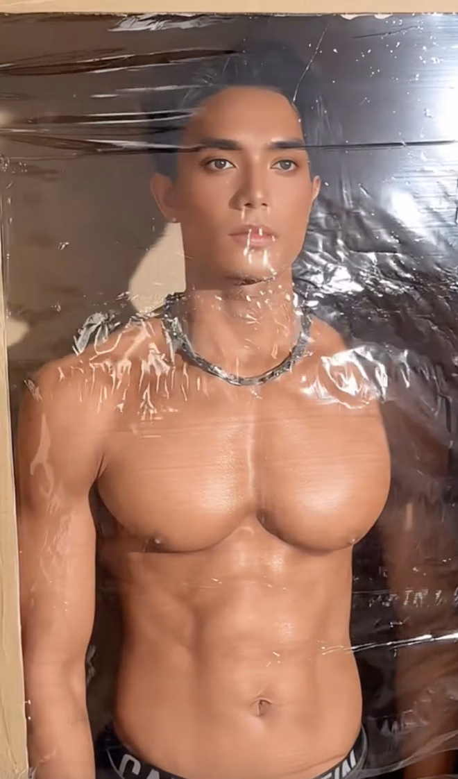 TikTok Việt bùng nổ trào lưu biến hình Barbie: Xuất hiện từ 2 năm trước và sắp ‘lên sàn’ thời trang? Phiên bản búp bê Ken của người mẫu Sơn Nguyễn.