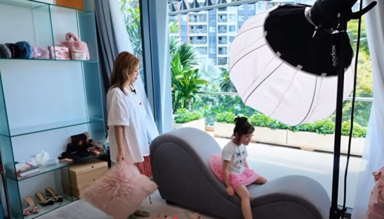 Căn phòng riêng của Ngọc Trinh trong biệt thự 50 tỷ: ‘Trái tim của tình yêu’ Trong lúc đang quay hình, MisThy để ý đến chị làm tóc đang nằm nghỉ trên chiếc ghế “đã đời”. Con gái nuôi của Ngọc Trinh liền nói: “Ghế tình yêu”, cô bé vẫn thường chơi “cầu tuột” ở đây.