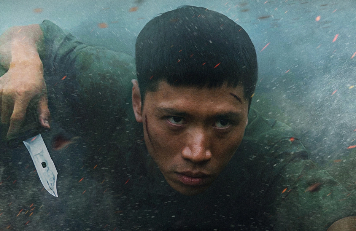 Sen - Hoàng Long đóng - là nhân vật rắn rỏi, thiện chiến của Tiểu đội 1. Diễn viên xuất thân từ Nhà hát Kịch Hà Nội, được đạo diễn đánh giá biểu cảm, ngôn ngữ hình thể tốt.