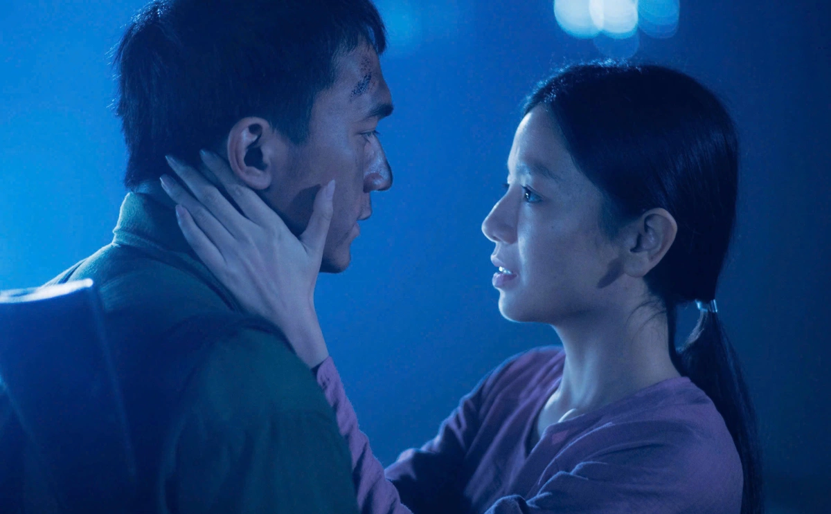 Hạ Anh (phải) vào vai cô lái đò tên Hồng. Khi quay, diễn viên nhiều lần xúc động khi nghĩ đến ông ngoại - liệt sĩ ở chiến trường Quảng Trị.