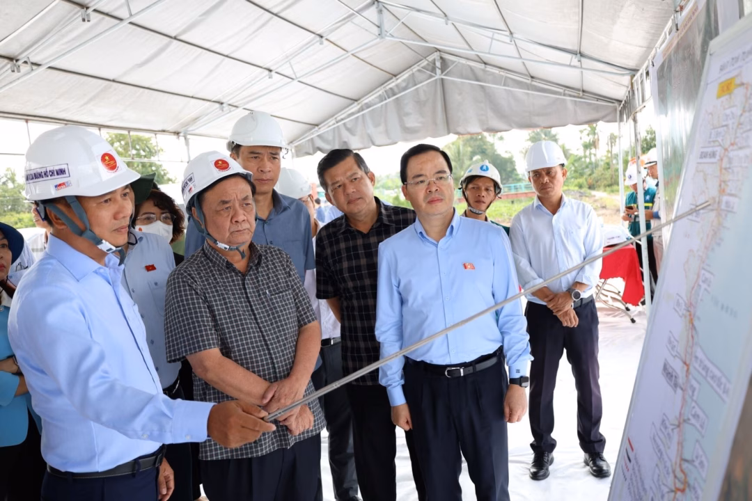 Tại nút giao dự án với Quốc lộ 61, Phó Chủ tịch Quốc hội Lê Minh Hoan thăm hỏi và tặng quà cán bộ, công nhân đang làm việc tại công trình