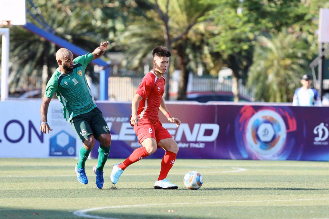 Showmatch gây quỹ cho trẻ em khó khăn giữa đội tuyển 7 người và ngôi sao bóng đá chuyên nghiệp Màn đối đầu trao trọn yêu thương của các cầu thủ