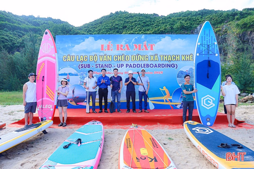 Thạch Khê ra mắt Câu lạc bộ Ván chèo đứng Phó Chủ tịch UBND tỉnh Dương Tất Thắng; Phó Bí thư Tỉnh đoàn Nguyễn Viết Hải Đăng tặng ván chèo cho CLB.
