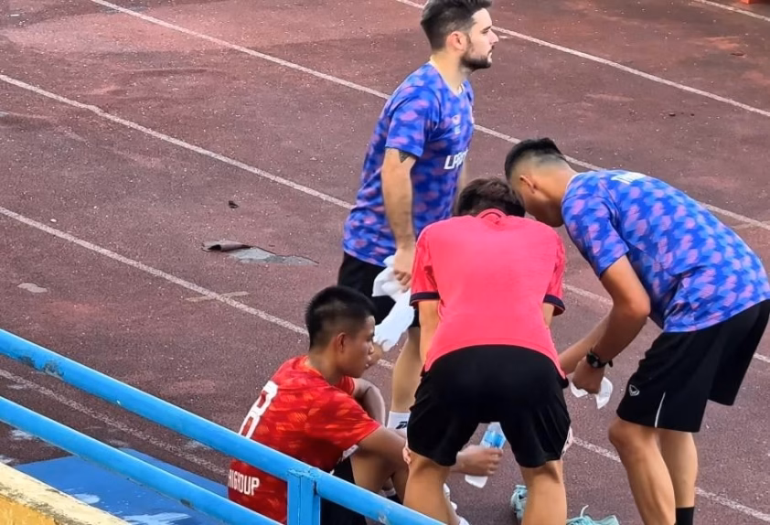 BHL đội bóng ngay lập tức hỏi thăm tình hình của anh (Ảnh: Ninh Bình FC)